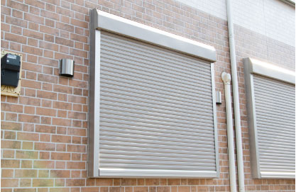 シャッター 窓シャッターを設置すると台風などの災害時に防風・防塵に役立ちます。また風で飛んできた飛来物で窓が割れるようなことも防げます。 その他にも防音・防犯対策にも最適です。 断熱効果もありますので、夏場・冬場もエアコンを使用するときにシャッターを閉めておくことで効率が良くなり省エネにつながります。