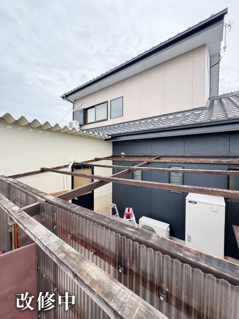ポリカ屋根張り替え施工中