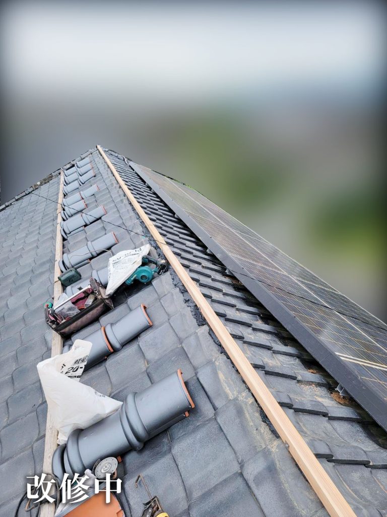 屋根瓦取替施工中