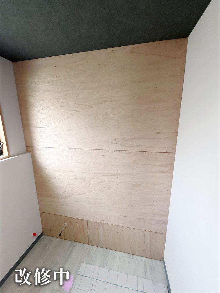 トイレ壁改修前