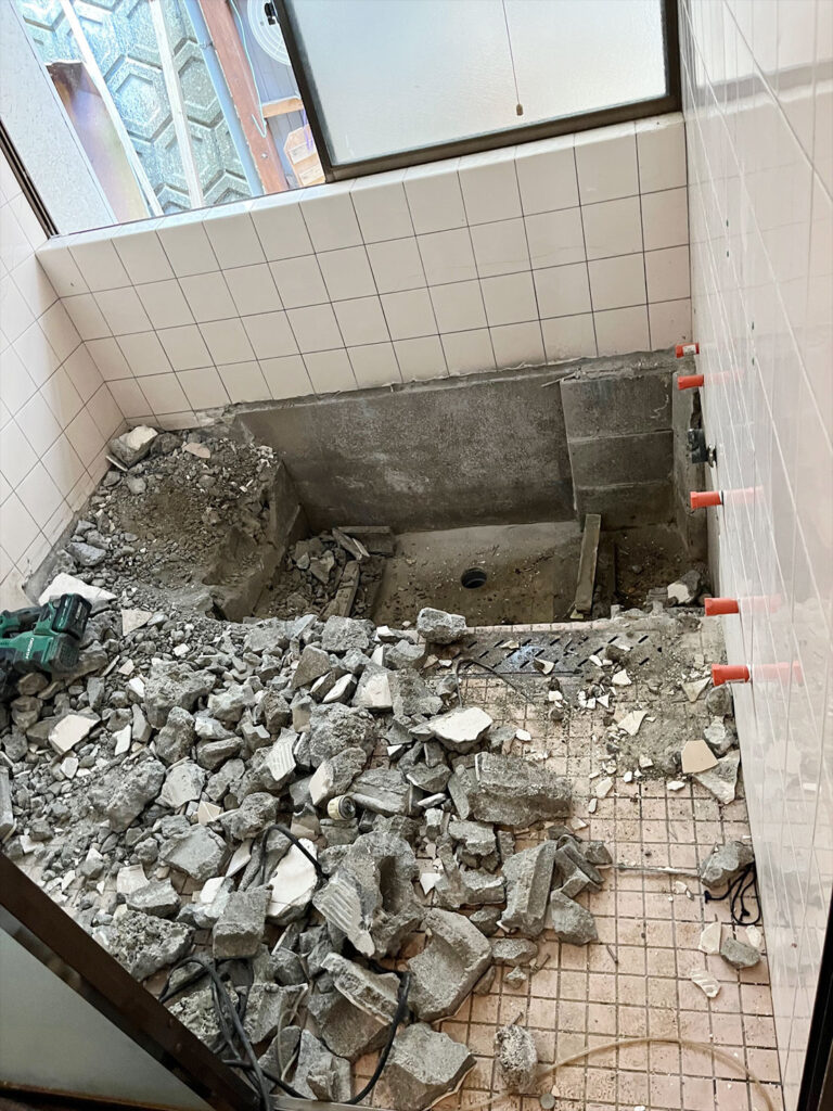 風呂場解体途中