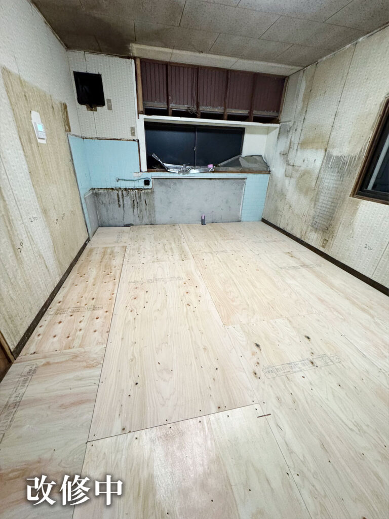 床板貼り替え中